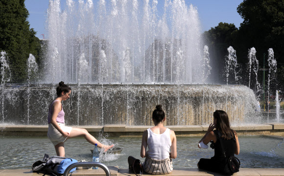10일(현지시간) 이탈리아 밀라노 시내의 분수대에서 시민들이 더위를 식히고 있다. AP 연합뉴스