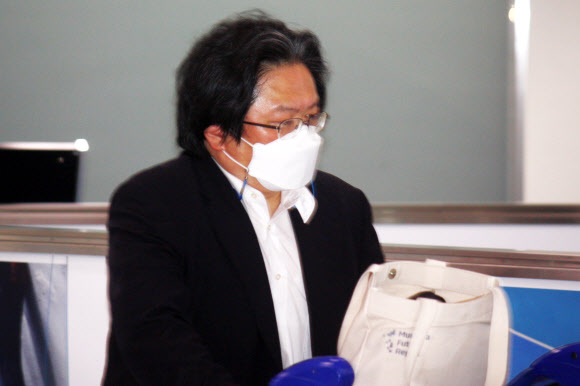 문재인 대통령에 대한 비하 발언으로 물의를 빚은 소마 히로히사(相馬弘尙) 주한일본대사관 총괄공사가 11일 한국을 떠나 일본 나리타 공항에 도착해 입국장을 나가고 있다. 2021.8.11  연합뉴스