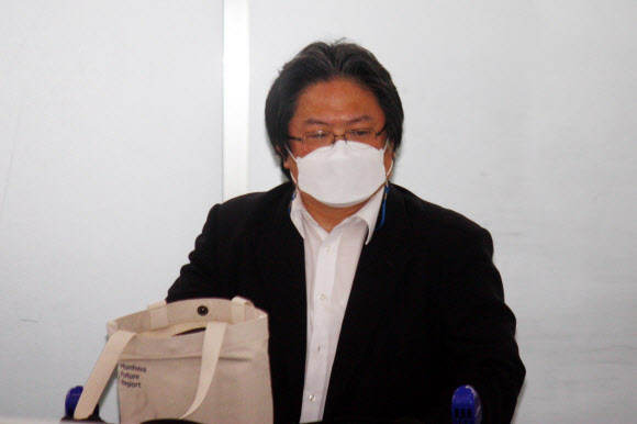 문재인 대통령에 대한 비하 발언으로 물의를 빚은 소마 히로히사(相馬弘尙) 주한일본대사관 총괄공사가 11일 한국을 떠나 일본 나리타 공항에 도착해 입국장을 나가고 있다. 2021.8.11  연합뉴스