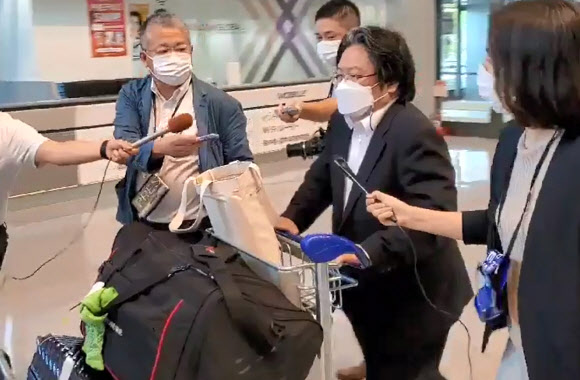 문재인 대통령에 대한 비하 발언으로 물의를 빚은 소마 히로히사(相馬弘尙) 주한일본대사관 총괄공사가 11일 한국을 떠나 일본 나리타 공항에 도착해 취재진에 둘러싸여 질문 공세를 받고 있다. 2021.8.11  연합뉴스