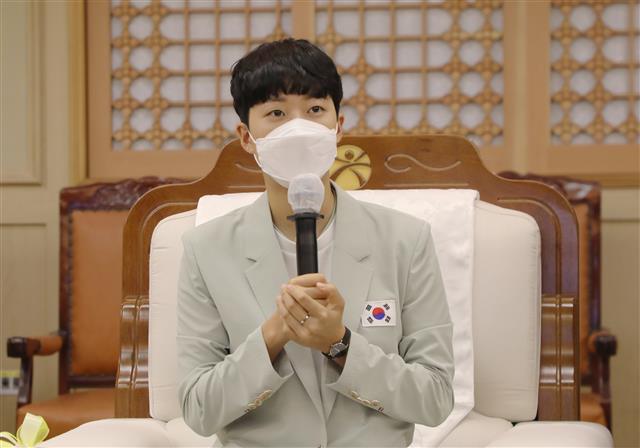 11일 오후 광주시청 비즈니스룸에서 열린 2020 도쿄올림픽 광주선수단 환영 행사에서 금메달 3관왕 안산 양궁 선수가 소감을 밝히고 있다. 2021.8.11 뉴스1