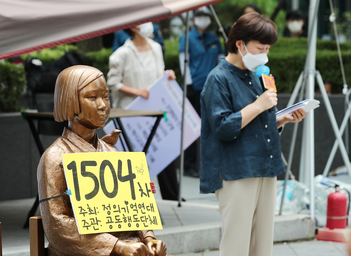 11일 오후 서울 종로구 옛 일본대사관 앞에서 열린 ‘일본군 성노예제 문제해결을 위한 제1504차 수요집회’에서 한경희(오른쪽) 정의기억연대 사무총장이 소녀상 옆에서 발언을 하고 있다. 연합뉴스