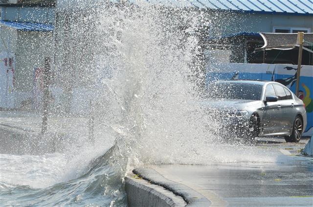 11일 경북 포항시 북구 흥해읍 죽천리 해안도로를 운행하던 승용차가 밀려든 높은 파도에 꼼짝도 하지 못하고 있다. 2021.8.11 뉴스1