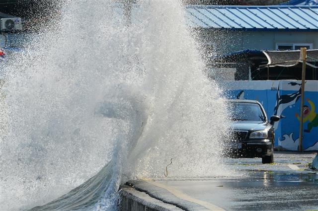 11일 경북 포항시 북구 흥해읍 죽천리 해안도로를 운행하던 승용차가 밀려든 높은 파도에 꼼짝도 하지 못하고 있다. 2021.8.11 뉴스1