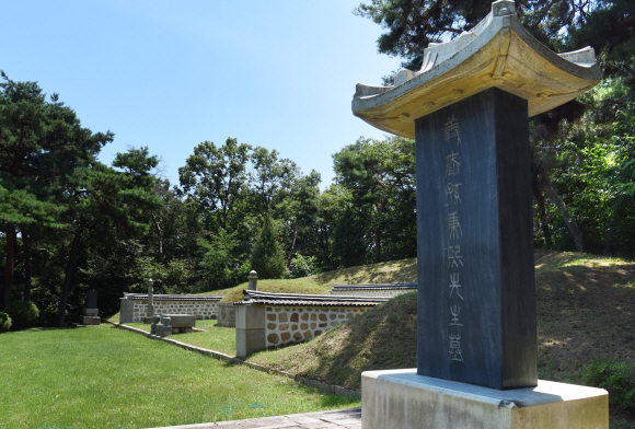 봉황각 인근에는 의암 손병희 묘소가 있다.