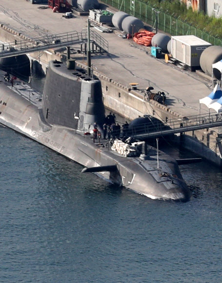 이달 말 부산에 방문할 것으로 알려진 영국 최신예 항공모함 ‘퀸 엘리자베스호’(6만4천t급) 소속 핵 추진 잠수함 ‘아트풀’이 12일 부산 해군작전사령부 부두에 정박하고 있다. 항모전단에 속한 잠수함은 항해 중 항모를 호위하거나 사전 점검을 위해 미리 운항한다. 2021.8.12  연합뉴스