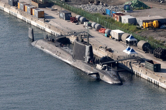 이달 말 부산에 방문할 것으로 알려진 영국 최신예 항공모함 ‘퀸 엘리자베스호’(6만4천t급) 소속 핵 추진 잠수함 ‘아트풀’이 12일 부산 해군작전사령부 부두에 정박하고 있다. 항모전단에 속한 잠수함은 항해 중 항모를 호위하거나 사전 점검을 위해 미리 운항한다. 2021.8.12  연합뉴스