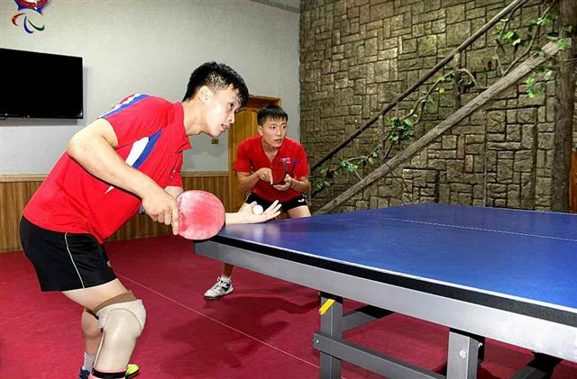 북한 노동당 기관지 노동신문은 12일 ‘남홍색 공화국 국기 아래서 우리 희망이 꽃펴난다’라는 제목으로 조선장애자체육협회 방문기를 실었다. 신문은 “당과 국가의 크나큰 혜택 속에서 장애자들이 자기들의 꿈과 재능을 꽃피우고” 있다고 설명했다. 평양 노동신문 뉴스1