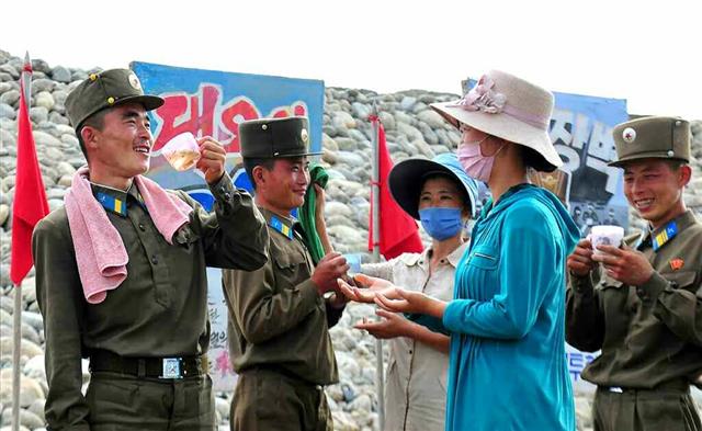 북한 노동당 기관지 노동신문은 12일 함경남도 수해 복구 상황을 보도했다. 신문은 “자연의 광란이 아무리 사나워도 당의 품에 안긴 인민의 마음 든든하다”면서 “경애하는 총비서(김정은) 동지께서 보내주신 인민군대가 왔다며 선참으로 달려온 피해 지역  인민들의 얼굴에도, 작업의 쉴참에 시원한 샘물로 목을 추기는 병사들의 얼굴에도 웃음이 함뿍 어리어 있다”라고 소개했다. 평양 노동신문 뉴스1
