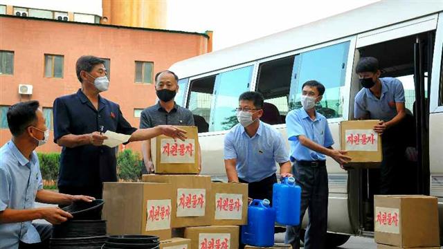 북한 노동당 기관지 노동신문은 12일 함경남도 수해 복구 상황을 보도했다. 신문은 “ 성, 중앙기관 일꾼들이 함경남도 인민들과 고락을 같이하는 심정으로 성의껏 마련한 지원물자들을 피해 지역에 보내주고 있다는 소식들이 연일 전해지고 있다”라고 설명했다.  평양 노동신문 뉴스1