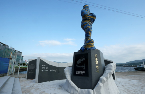경남 창원시 마산합포구 중앙부두에 3·15 부정선거를 규탄하는 시위에 참여했다 얼굴에 최루탄이 박혀 숨진 채 마산만에 떠오른 김주열 열사 동상이 동상 추모판 문구를 둘러싸고 지역 민주운동 단체가 대립하면서 완성되고도 비닐과 테이프로 꽁꽁 감겨 한 달째 서 있다. 사진은 11일 오후 촬영. 2021.8.12  연합뉴스