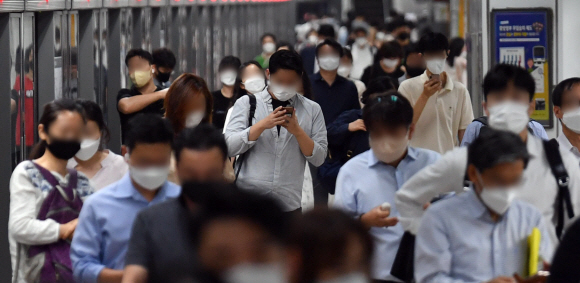 국내 신종 코로나바이러스 감염증(코로나19) 4차 대유행 상황이 갈수록 악화하고 있는 12일 서울 광화문역에서 시민들이 마스크를 쓴채 출근을 하고 있다. 2021.8.12 박지환기자 popocar@seoul.co.kr
