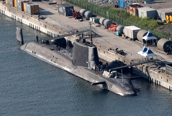 英핵잠수함 ‘아트풀’ 부산 해군부두 정박 
