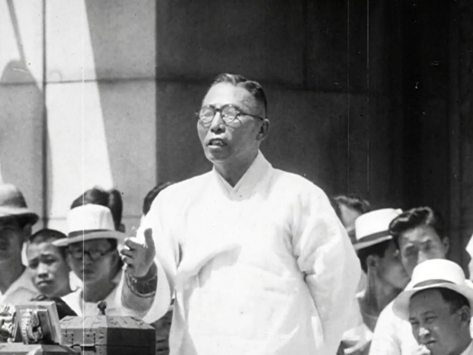 백범 김구 선생이 1946년 8월 15일 서울 중앙청에서 열린 8.15 1주년 기념식에서 연설하고 있다. 한국영상자료원 제공  