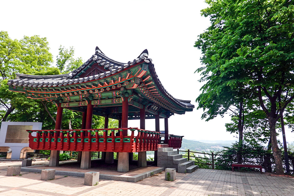 한강이 시원하게 내다보이는 양천 궁산근린공원의 소악루. 서울관광재단 제공.