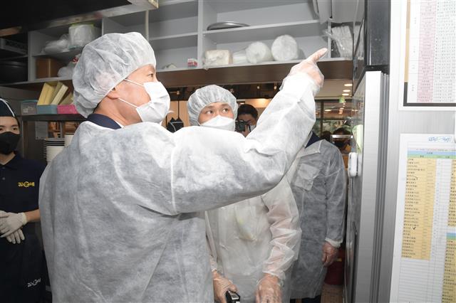 김밥 프랜차이즈 음식점 점검나선 김강립 식약처장