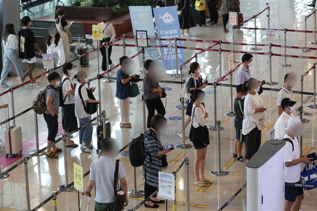 광복절 연휴 앞두고 붐비는 김포공항