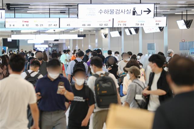 광복절 연휴를 앞둔 13일 오전 서울 강서구 김포공항 국내선이 여행객들로 붐비고 있다. 2021.8.13 뉴스1
