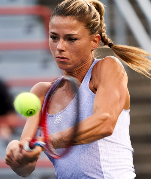 이탈리아의 카밀라 지오르기가 13일(현지시간) 캐나다 몬트리올에서 열린 내셔널 뱅크 오픈 테니스 토너먼트 8강전에서 미국의 코리 가우프와 치열한 경기를 펼치고 있다. EPA 연합뉴스