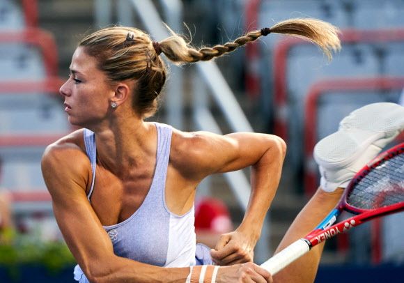 이탈리아의 카밀라 지오르기가 13일(현지시간) 캐나다 몬트리올에서 열린 내셔널 뱅크 오픈 테니스 토너먼트 8강전에서 미국의 코리 가우프와 치열한 경기를 펼치고 있다. EPA 연합뉴스