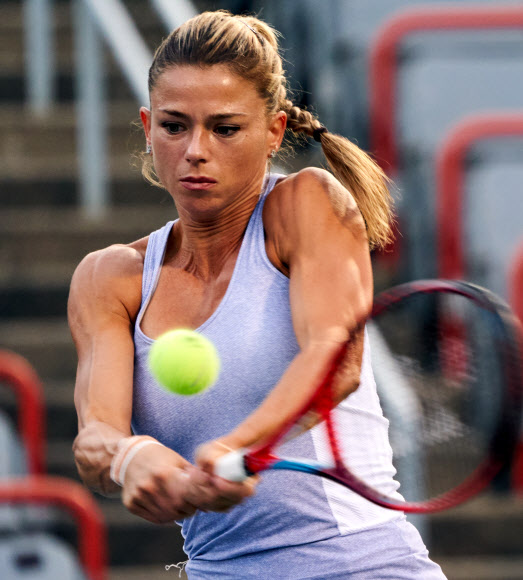 이탈리아의 카밀라 지오르기가 13일(현지시간) 캐나다 몬트리올에서 열린 내셔널 뱅크 오픈 테니스 토너먼트 8강전에서 미국의 코리 가우프와 치열한 경기를 펼치고 있다. EPA 연합뉴스