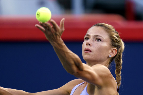 이탈리아의 카밀라 지오르기가 13일(현지시간) 캐나다 몬트리올에서 열린 내셔널 뱅크 오픈 테니스 토너먼트 8강전에서 미국의 코리 가우프와 치열한 경기를 펼치고 있다. AP 연합뉴스