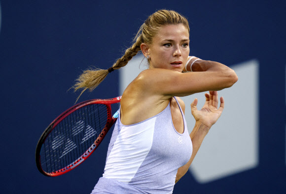 이탈리아의 카밀라 지오르기가 13일(현지시간) 캐나다 몬트리올에서 열린 내셔널 뱅크 오픈 테니스 토너먼트 8강전에서 미국의 코리 가우프와 치열한 경기를 펼치고 있다. AP 연합뉴스