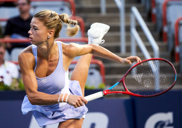 이탈리아의 카밀라 지오르기가 13일(현지시간) 캐나다 몬트리올에서 열린 내셔널 뱅크 오픈 테니스 토너먼트 8강전에서 미국의 코리 가우프와 치열한 경기를 펼치고 있다. EPA 연합뉴스