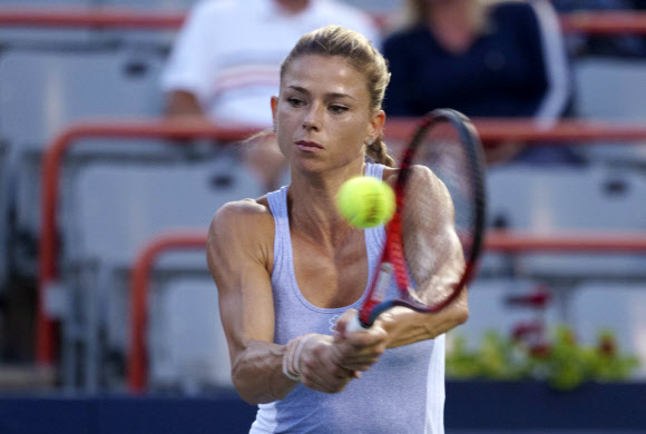 이탈리아의 카밀라 지오르기가 13일(현지시간) 캐나다 몬트리올에서 열린 내셔널 뱅크 오픈 테니스 토너먼트 8강전에서 미국의 코리 가우프와 치열한 경기를 펼치고 있다. AP 연합뉴스