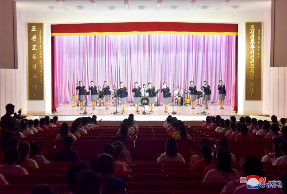 북한, 광복절 76주년 맞아 여맹중앙예술선전대 공연