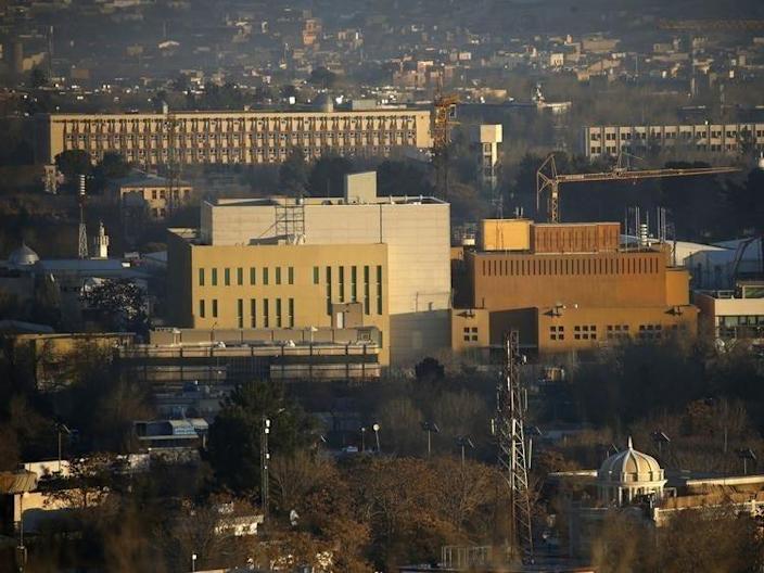 아프가니스탄 수도 카불 주재 미국 대사관의 모습. 탈레반의 진격으로 제2 도시 칸다하르마저 함락되자 최근 대사관 직원들에게 민감한 문서들을 파쇄하라는 지시가 떨어졌다고 CNN 방송 등이 13일(현지시간) 전했다. 로이터 자료사진 