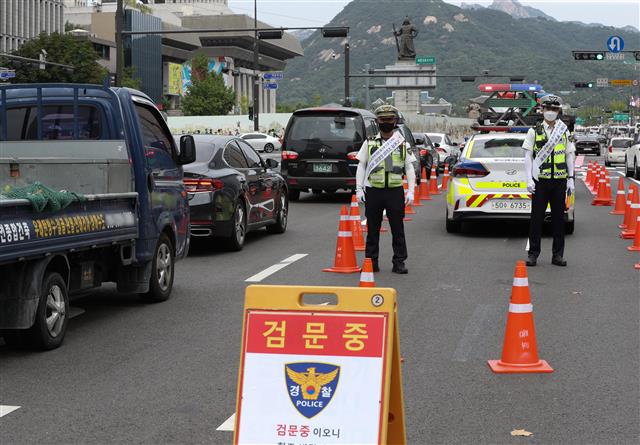 ‘불법 집회를 막아라’ 차량 검문하는 경찰