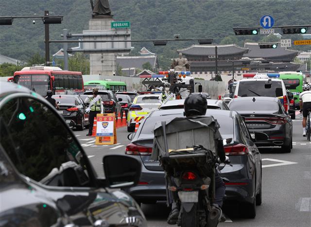 광화문 일대 도심 검문합니다