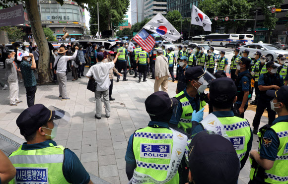 광화문 방향 통제하는 경찰