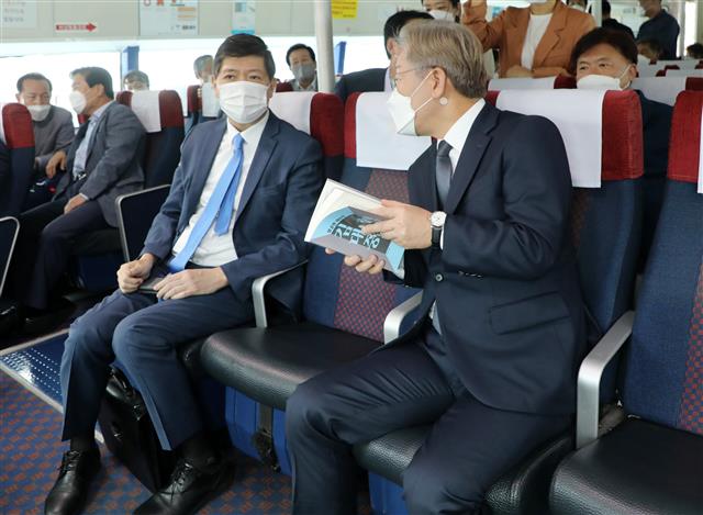 대화나누는 이재명.김홍걸