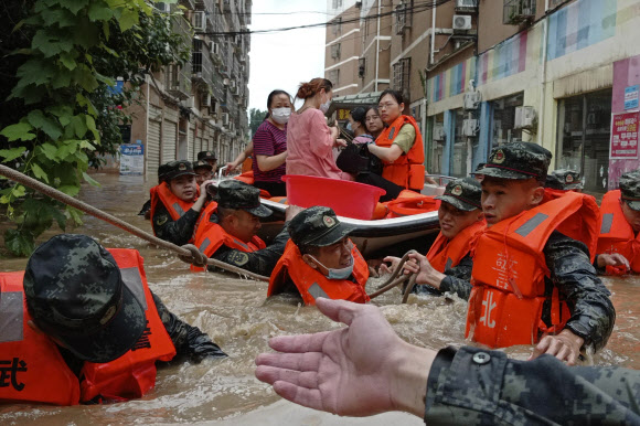 후베이성 홍수 피해 주민들 구조하는 중국 무장경찰