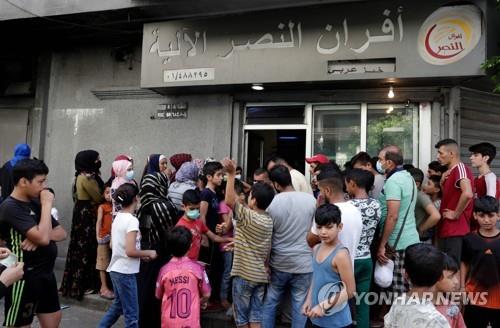 베이루트 남쪽 교외에 위치한 빵집에 몰려든 사람들 AFP 연합뉴스