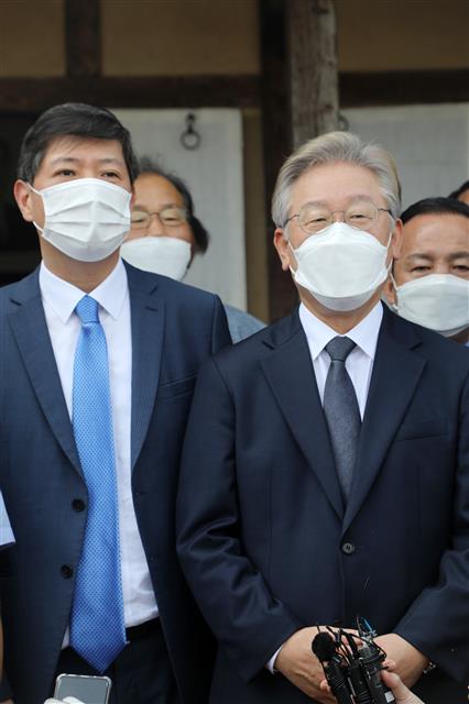 김대중 생가 찾은 김홍걸 의원과 이재명 지사