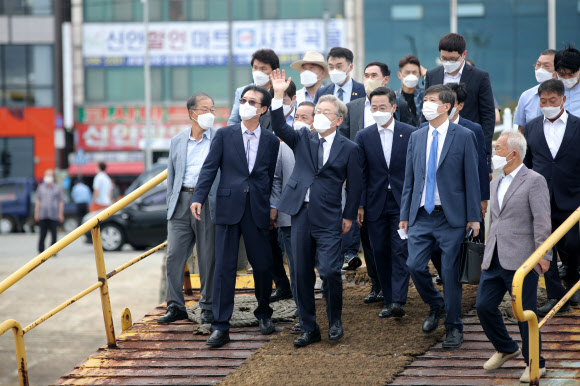 지지자 향해 손 흔드는 이재명