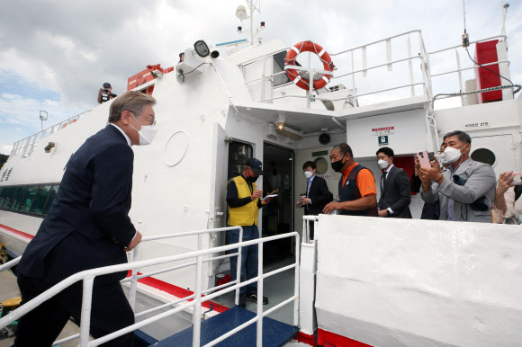 DJ 생가 찾아 여객선 타는 이재명