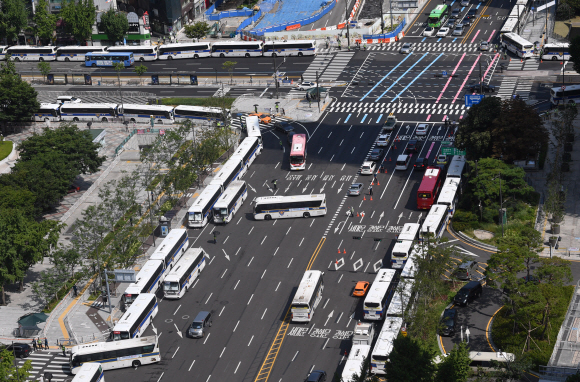 광복절인 15일 서울 광화문 광장에 불법집회를 막기 위해 차벽이 설치돼 있다. 2021. 8. 15 박지환 기자  popocar@seoul.co.kr
