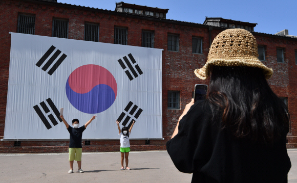 광복절인 15일 서울 서대문구 서대문형무소를 찾은 시민들이 형무소를 관람하고 있다. 2021.8.15 박지환기자 popocar@seoul.co.kr