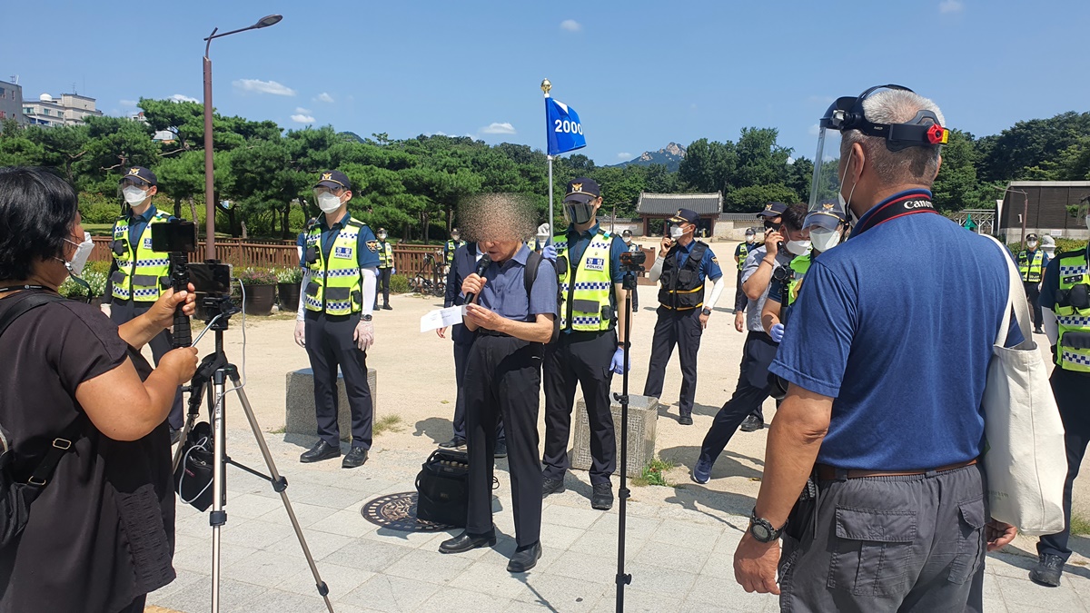 보수 성향 단체인 ‘나라지킴이 고교연합’이 15일 오전 서울 종로구 종묘광장공원 앞에서 기자회견을 열고 있다. 발언자가 마스크를 착용하지 않은 상태에서 준비한 발언문을 낭독하고 있다. 손지민 기자 sjm@seoul.co.kr