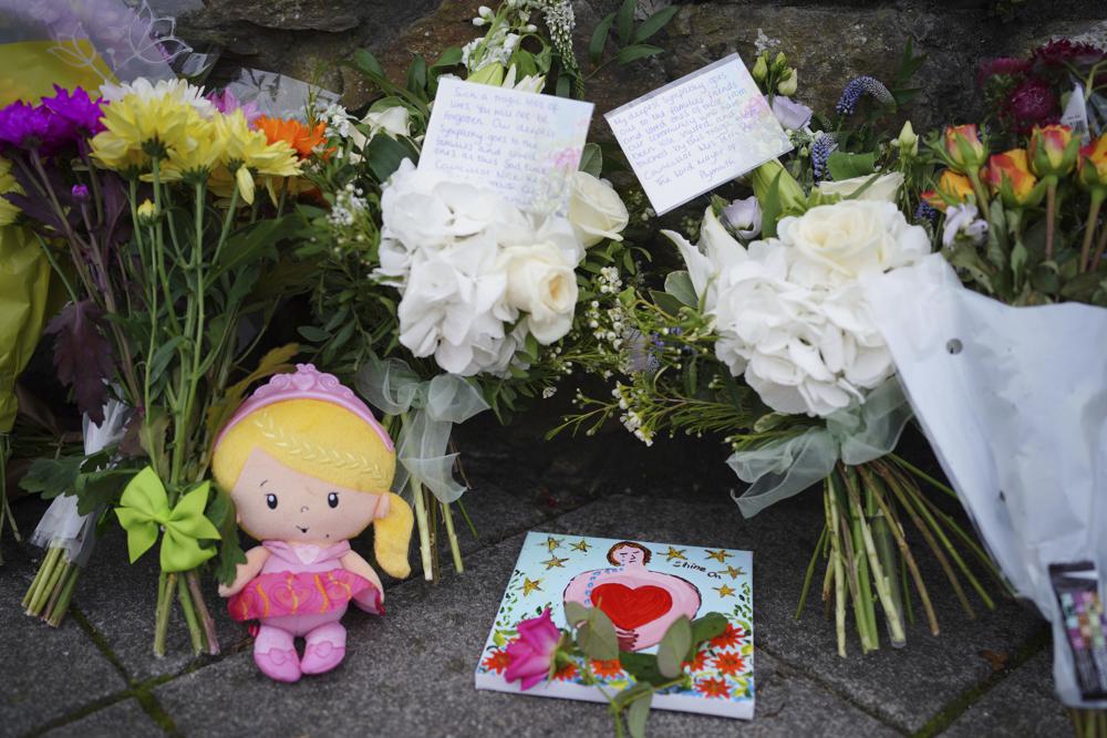 14일(현지시간) 영국 플리머스 총기 난사 현장에 추모의 꽃과 인형이 놓여 있다. AP 홈페이지 캡처