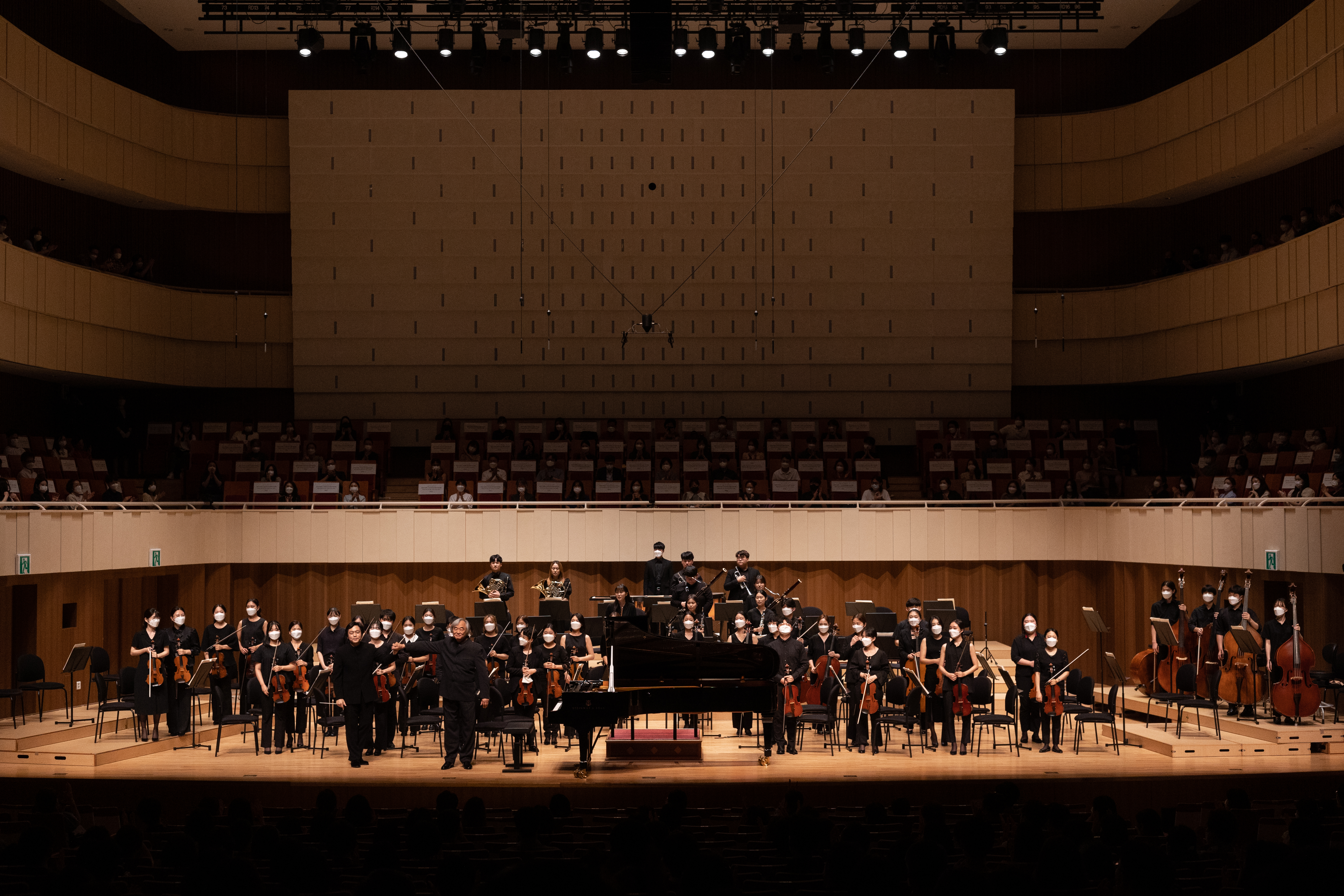 지난 12일 대구콘서트하우스에서 열린 솔라시안 유스오케스트라 공연에서 지휘를 맡은 김선욱(왼쪽)과 모차르트 피아노 협주곡 20번을 연주한 피아니스트 백건우가 객석을 향해 인사하고 있다. 대구콘서트하우스 제공