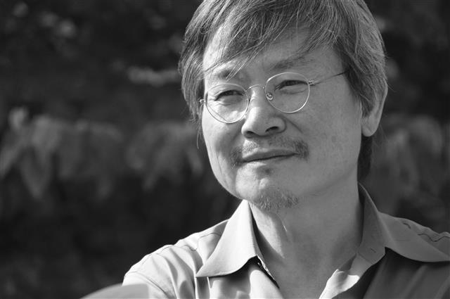 문학평론가이자 솔출판사를 운영하는 임우기 대표는 문학의 영역을 더 넓고 유연하게 인식한 ‘유역문예론’에 기초해 이창동·홍상수·봉준호 감독의 영화를 비평한 평론집을 냈다.
