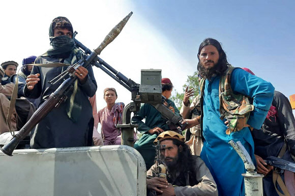 아프가니스탄 수도 카불의 동쪽에 위치한 라그만주를 장악한 무장반군 탈레반들이 15일 차량 위에서 화기를 들고 위력 시위를 하고 있다. 라그만 AFP 연합뉴스