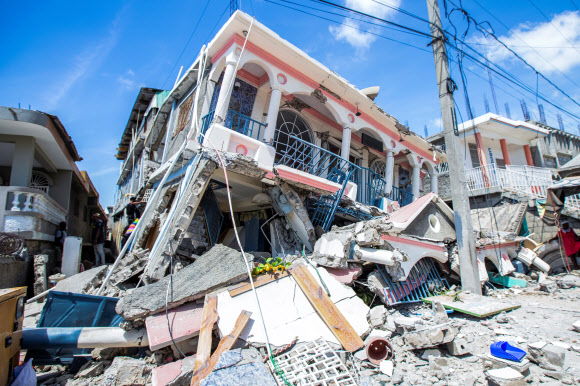 15일 아이티 레카이에 있는 건물이 완전히 무너져 내려 부서진 모습. 전날 발생한 규모 7.2의 강진으로 최소 304명이 사망하고 1800명이 다치거나 실종됐다. 레카이 로이터 연합뉴스
