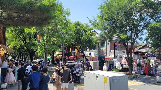 광복절이자 연휴인 15일 전북 전주의 한옥마을에서 여행객들로 붐비고 있다. 전주 박상연 기자 sparky@seoul.co.kr