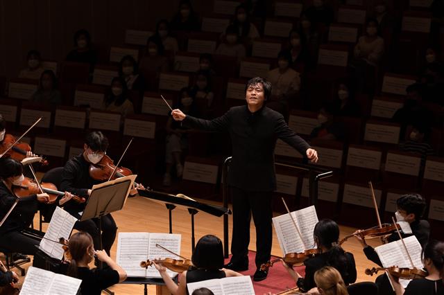 12일 대구콘서트하우스에서 김선욱이 포디움에 올라 솔라시안 유스오케스트라와 함께 베토벤 교향곡 5번을 연주하고 있다. 대구콘서트하우스 제공